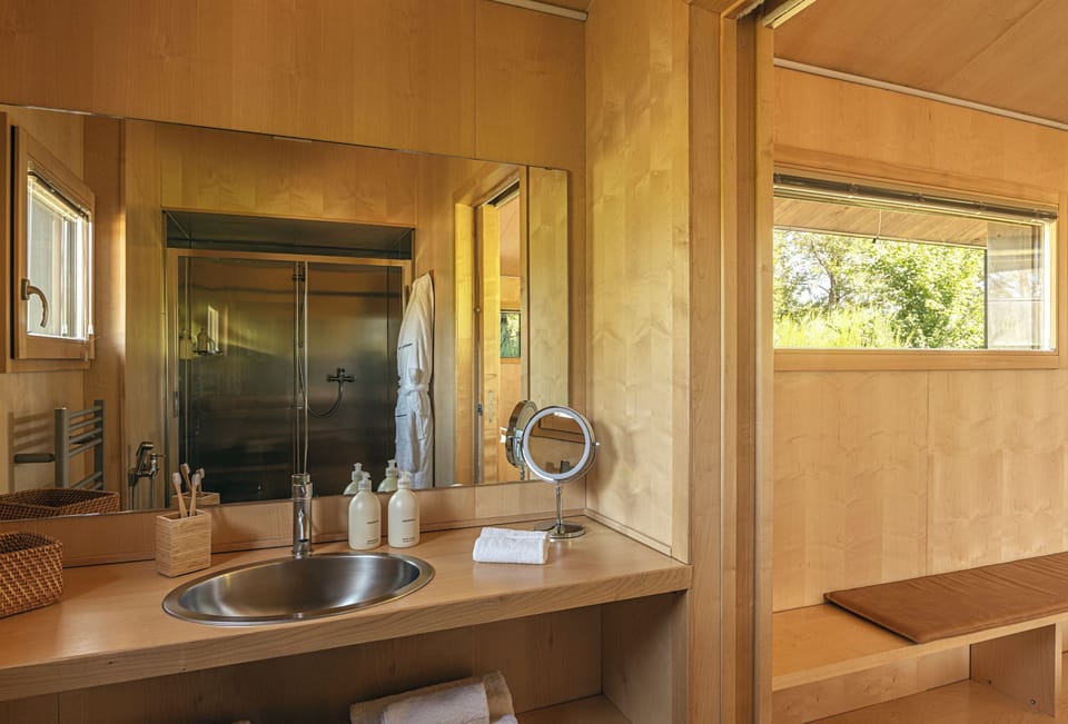 Chalet | Bathroom | Shower, free toiletries, hair dryer, bathrobes