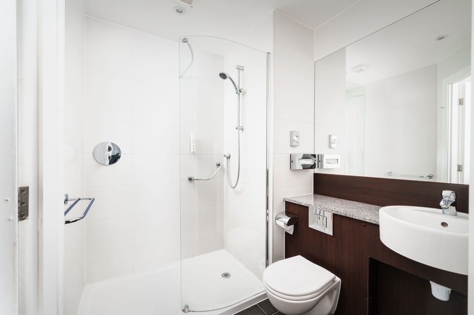 Superior Double Room | Bathroom | Combined shower/tub, free toiletries, hair dryer, towels
