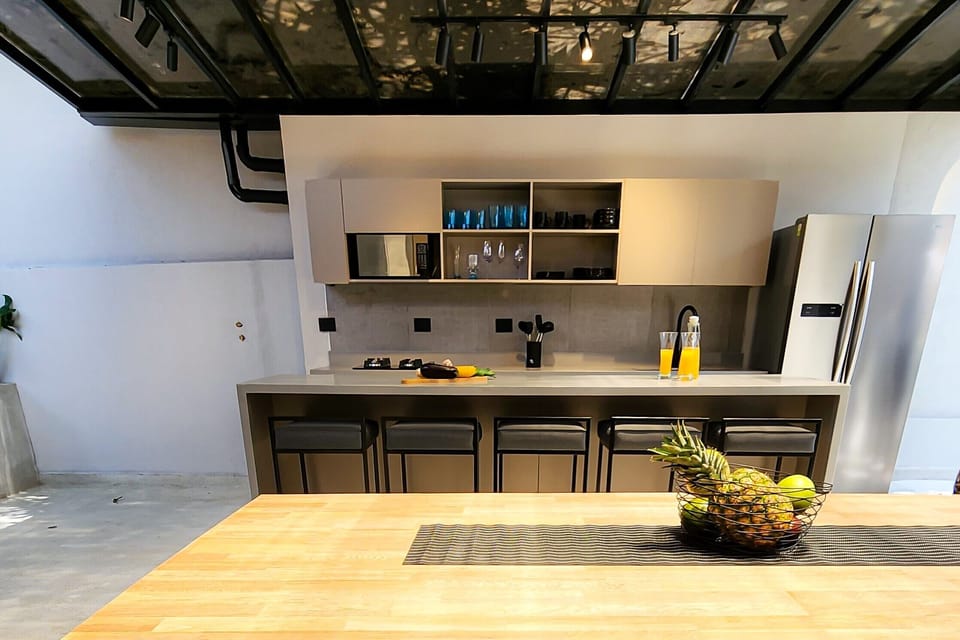 Deluxe House | Private kitchen | Full-size fridge, microwave, coffee/tea maker, cookware/dishes/utensils