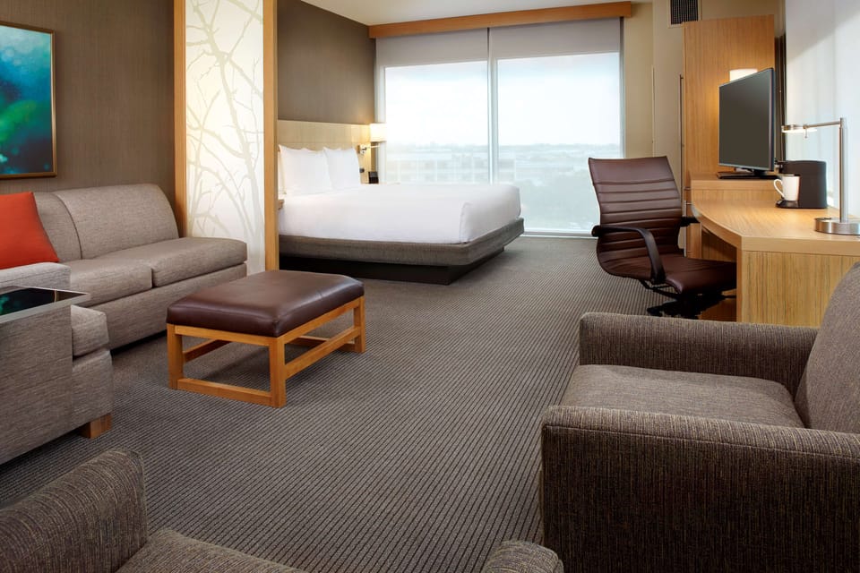 Room, 1 King Bed (Specialty) | Pillowtop beds, in-room safe, desk, blackout drapes