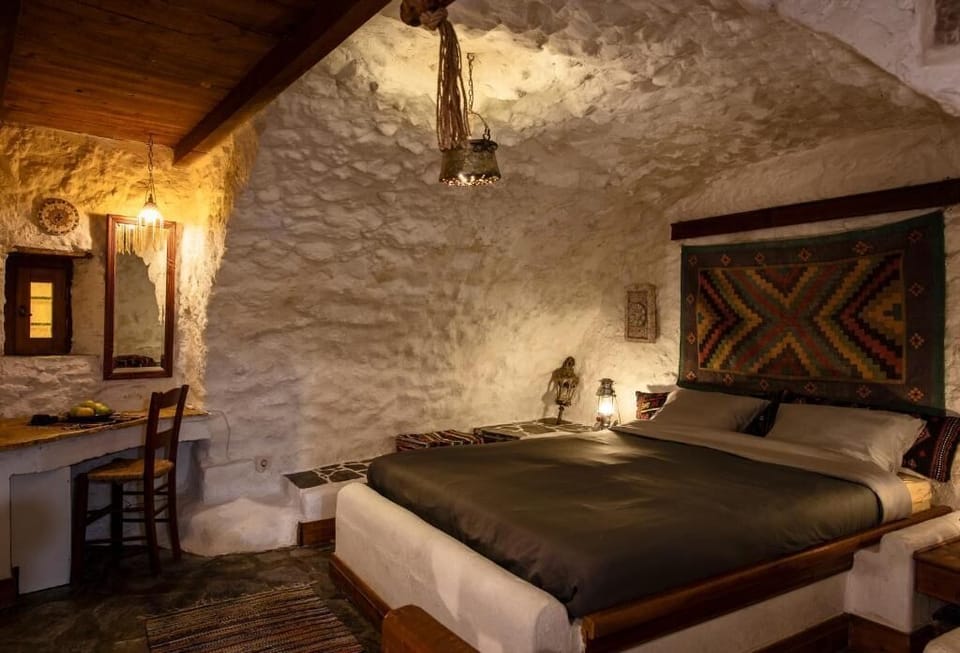 Traditional Triple Room, Garden View | Individually decorated, iron/ironing board, free WiFi, bed sheets