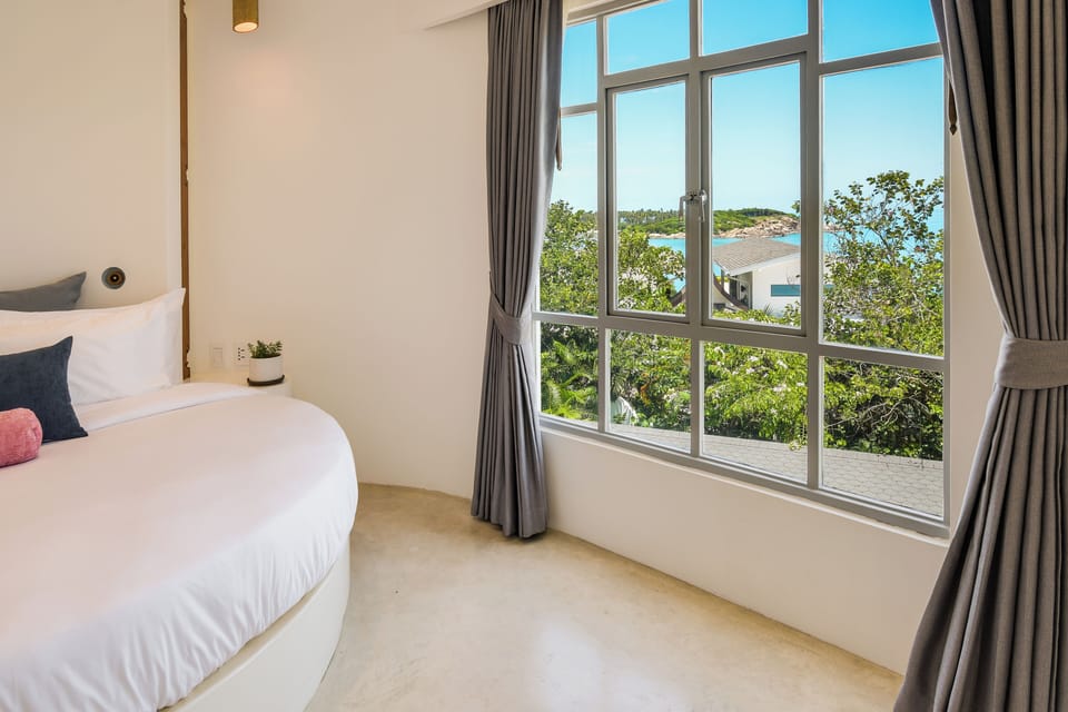 Signature Room | Premium bedding, minibar, in-room safe, blackout drapes