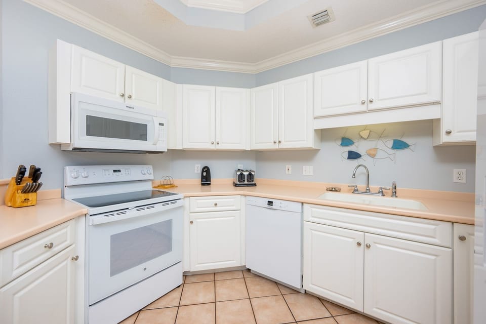 Condo, 3 Bedrooms | Private kitchen | Coffee/tea maker, fridge, oven