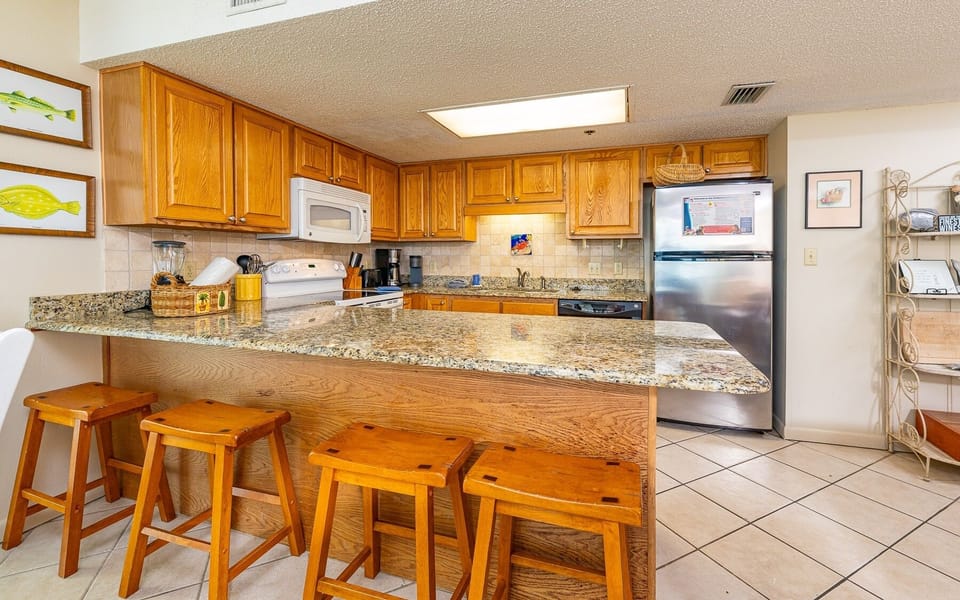 Condo, 3 Bedrooms | Private kitchen | Fridge, oven, coffee/tea maker