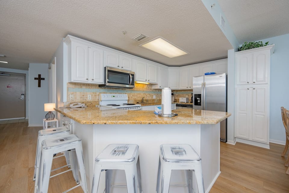 Condo, 3 Bedrooms | Private kitchen | Fridge, oven, coffee/tea maker