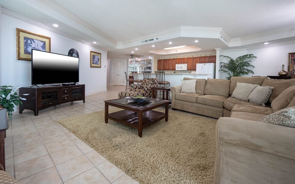 Condo, 3 Bedrooms | Living area