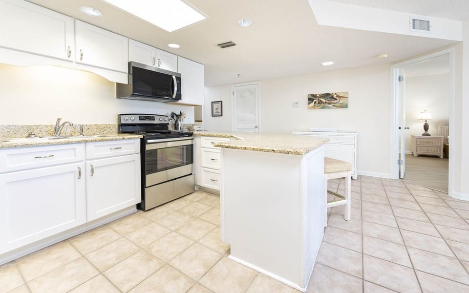 Condo, 3 Bedrooms | Private kitchen | Fridge, oven, coffee/tea maker