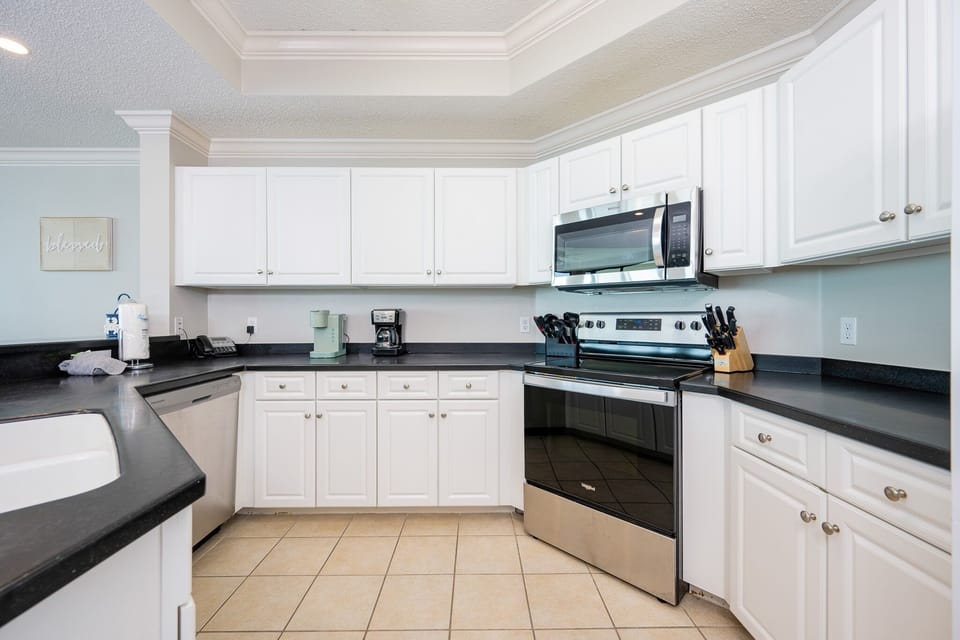 Condo, 3 Bedrooms | Private kitchen | Fridge, oven, coffee/tea maker