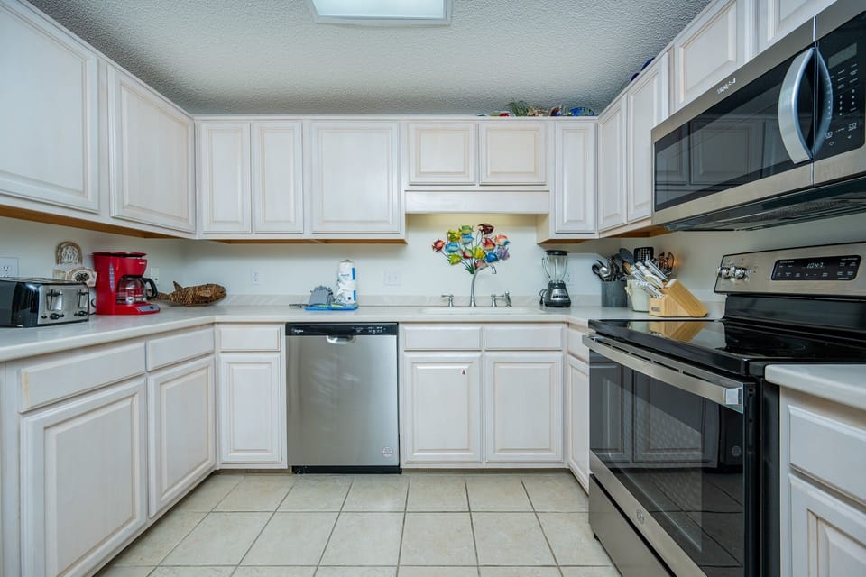 Condo, 3 Bedrooms | Private kitchen | Fridge, oven, coffee/tea maker
