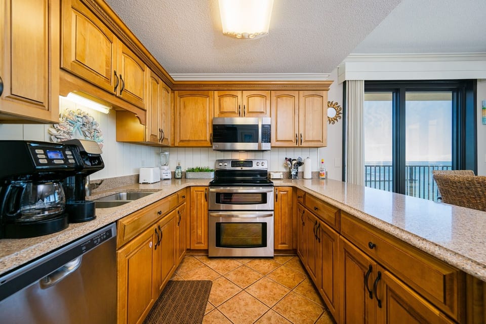 Condo, 3 Bedrooms | Private kitchen | Fridge, oven, coffee/tea maker