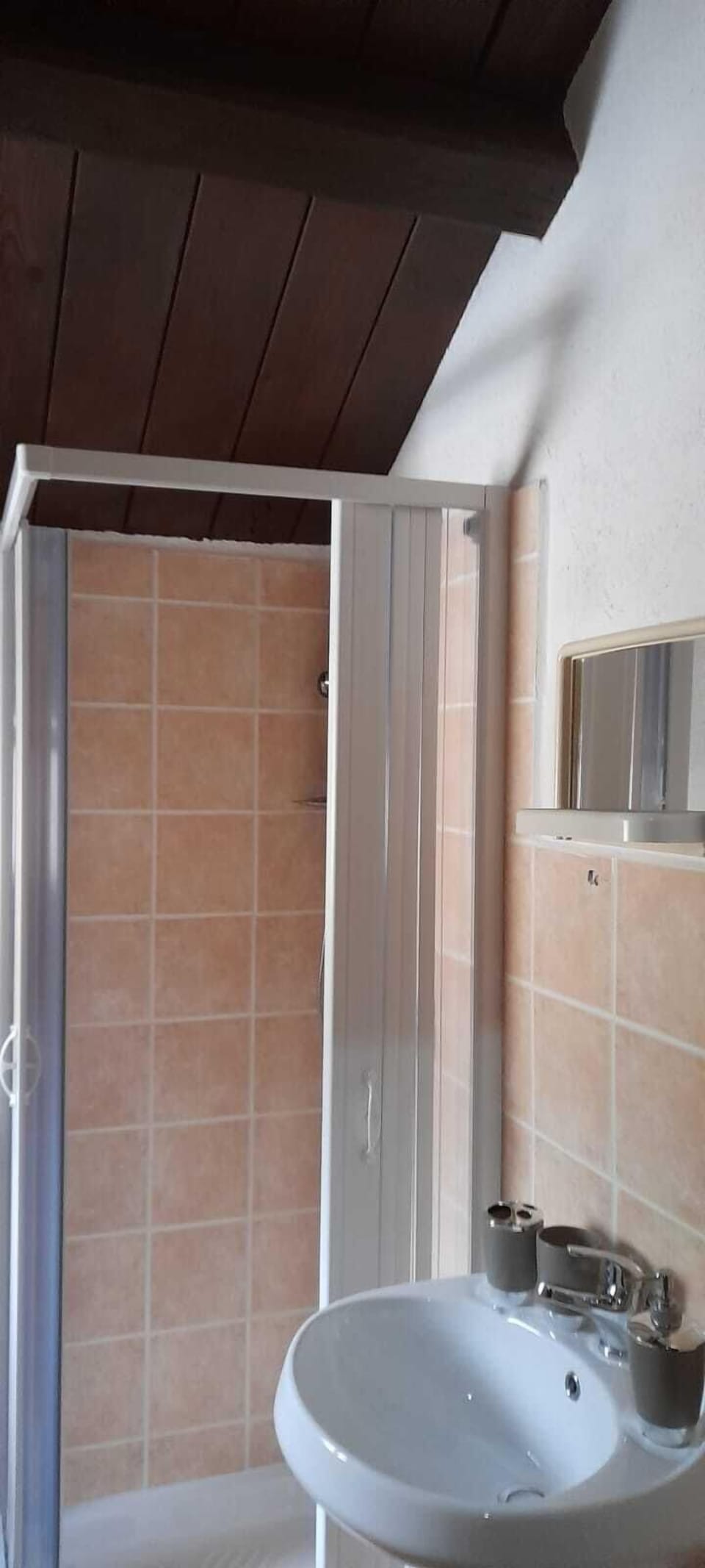 Shower, rainfall showerhead, free toiletries, hair dryer