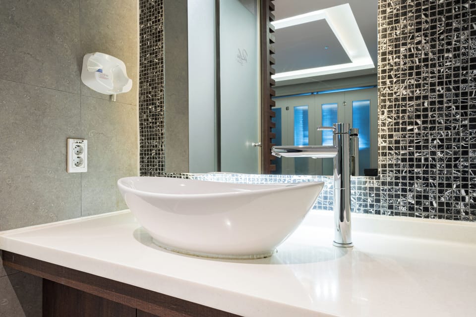 Premier Family Twin | Bathroom | Hair dryer, bathrobes, slippers, towels