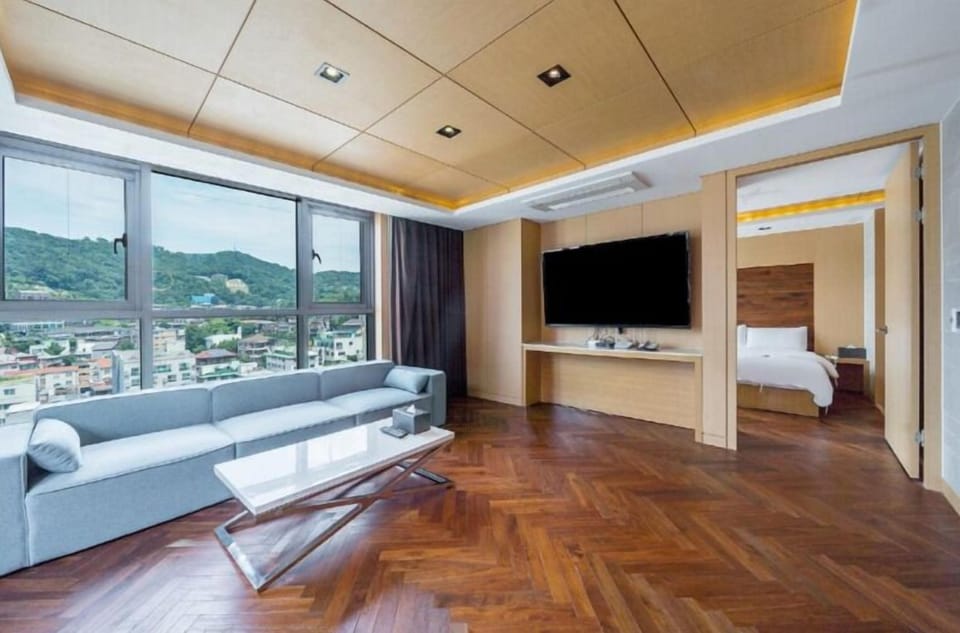Royal Suite | Living area | 47-inch LED TV with cable channels, TV, Netflix
