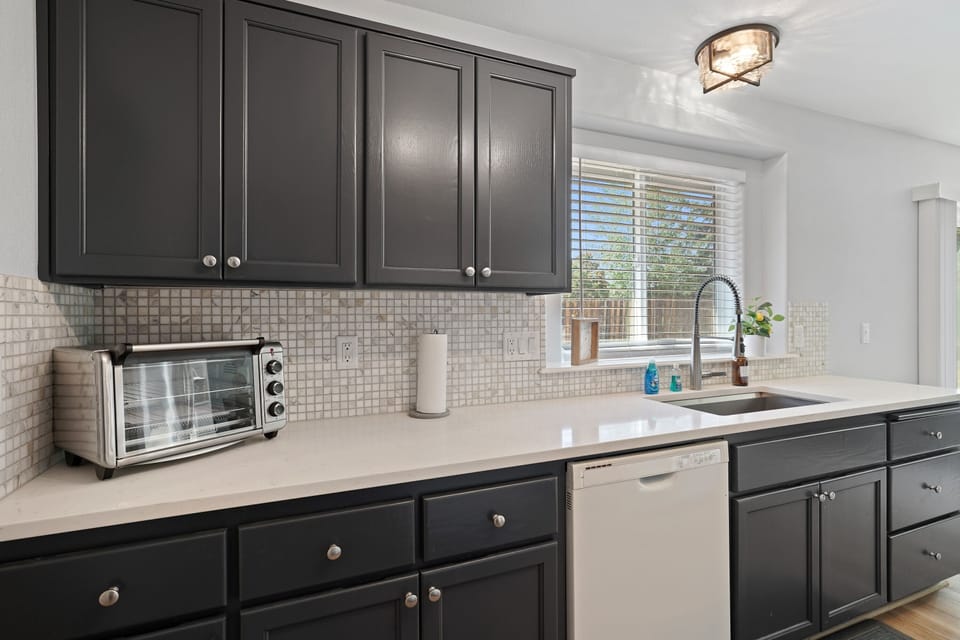 House, 4 Bedrooms | Private kitchen | Fridge, oven, coffee/tea maker, toaster