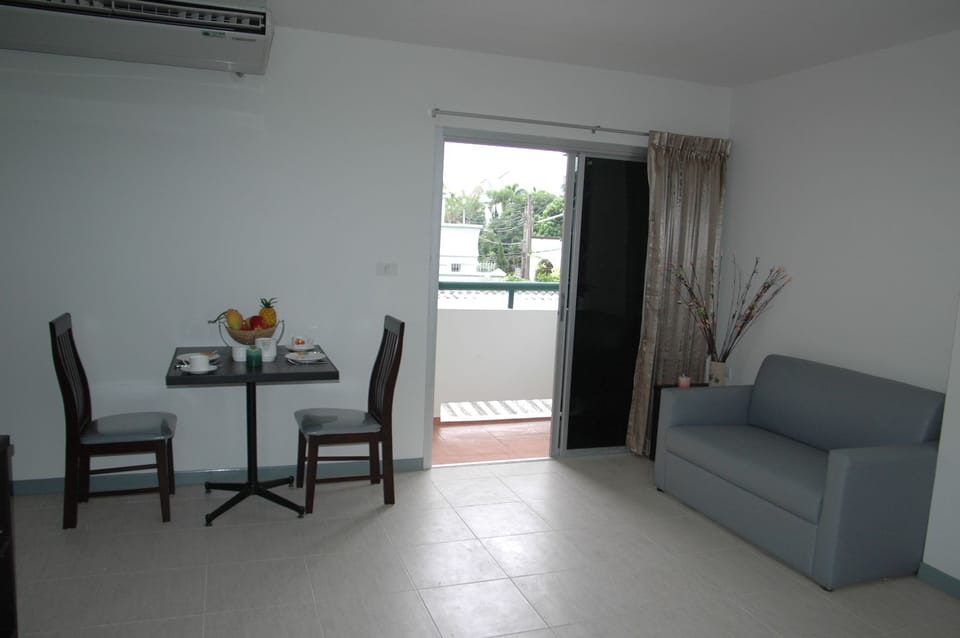 Deluxe Room | Living area | TV