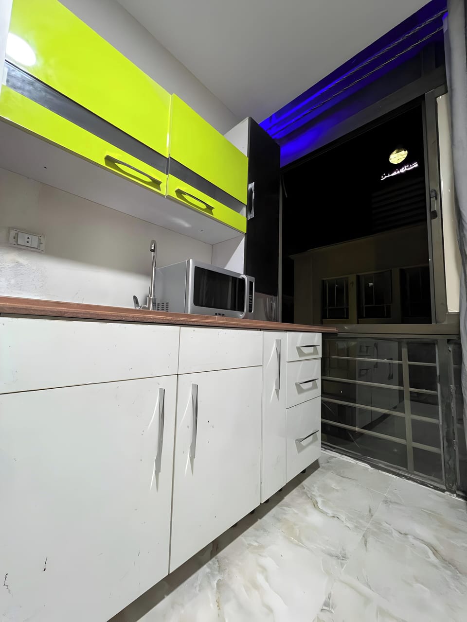 Romantic Suite, 2 Queen Beds | Private kitchen | Electric kettle, highchair