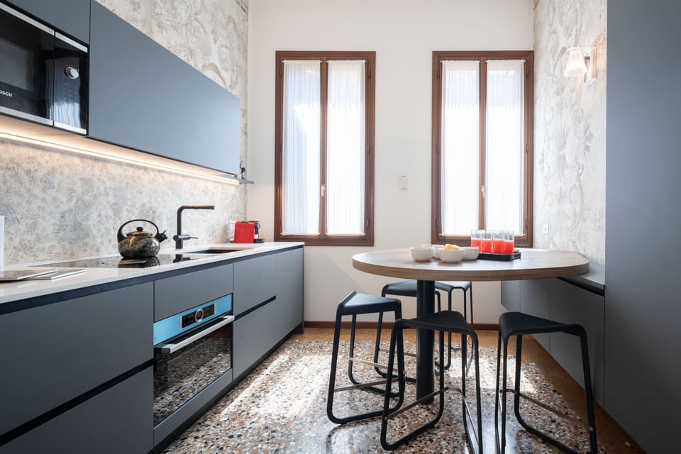 Full-size fridge, microwave, oven, stovetop