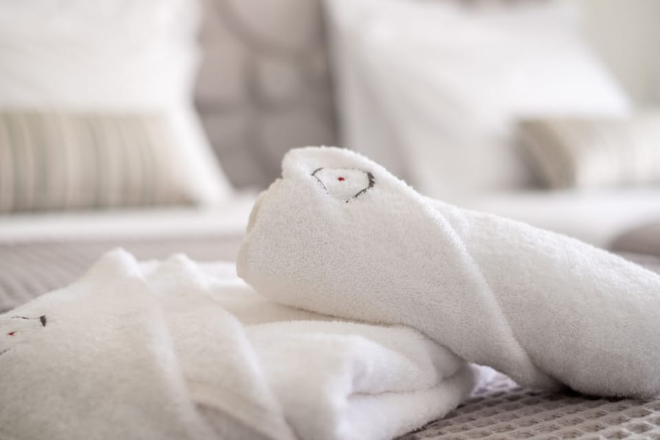 Deluxe Studio, 1 Queen Bed | Memory foam beds, individually decorated, individually furnished