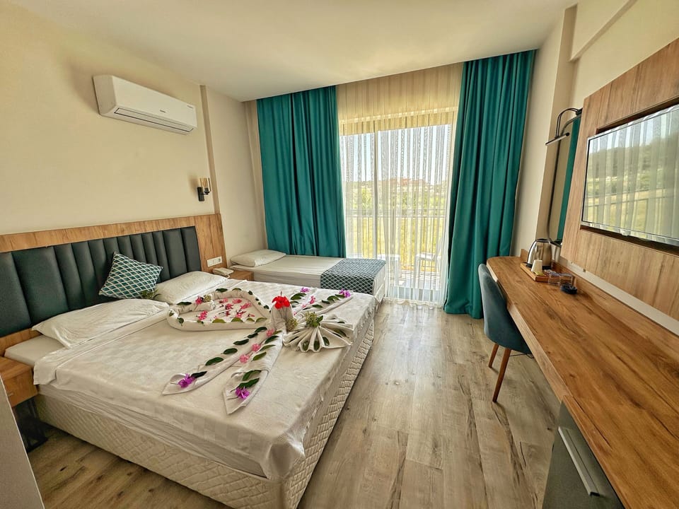 Classic Triple Room | Desk, laptop workspace, blackout drapes, soundproofing