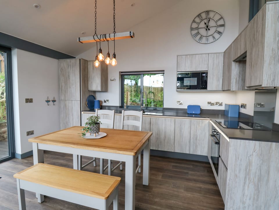 Cottage | Private kitchen | Fridge, dishwasher, electric kettle, toaster
