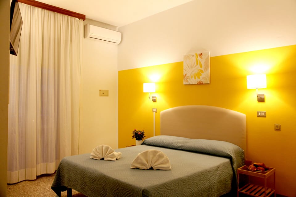 Standard Double or Twin Room | In-room safe, desk, travel crib, free WiFi