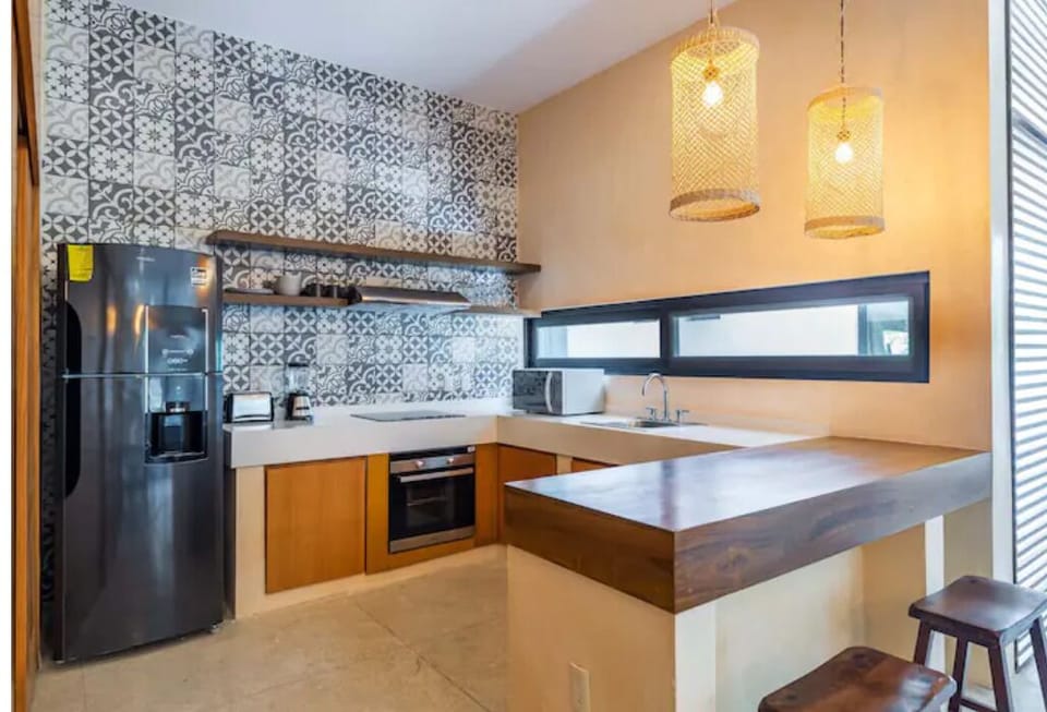 Family Apartment | Private kitchen | Microwave, oven, coffee/tea maker, blender