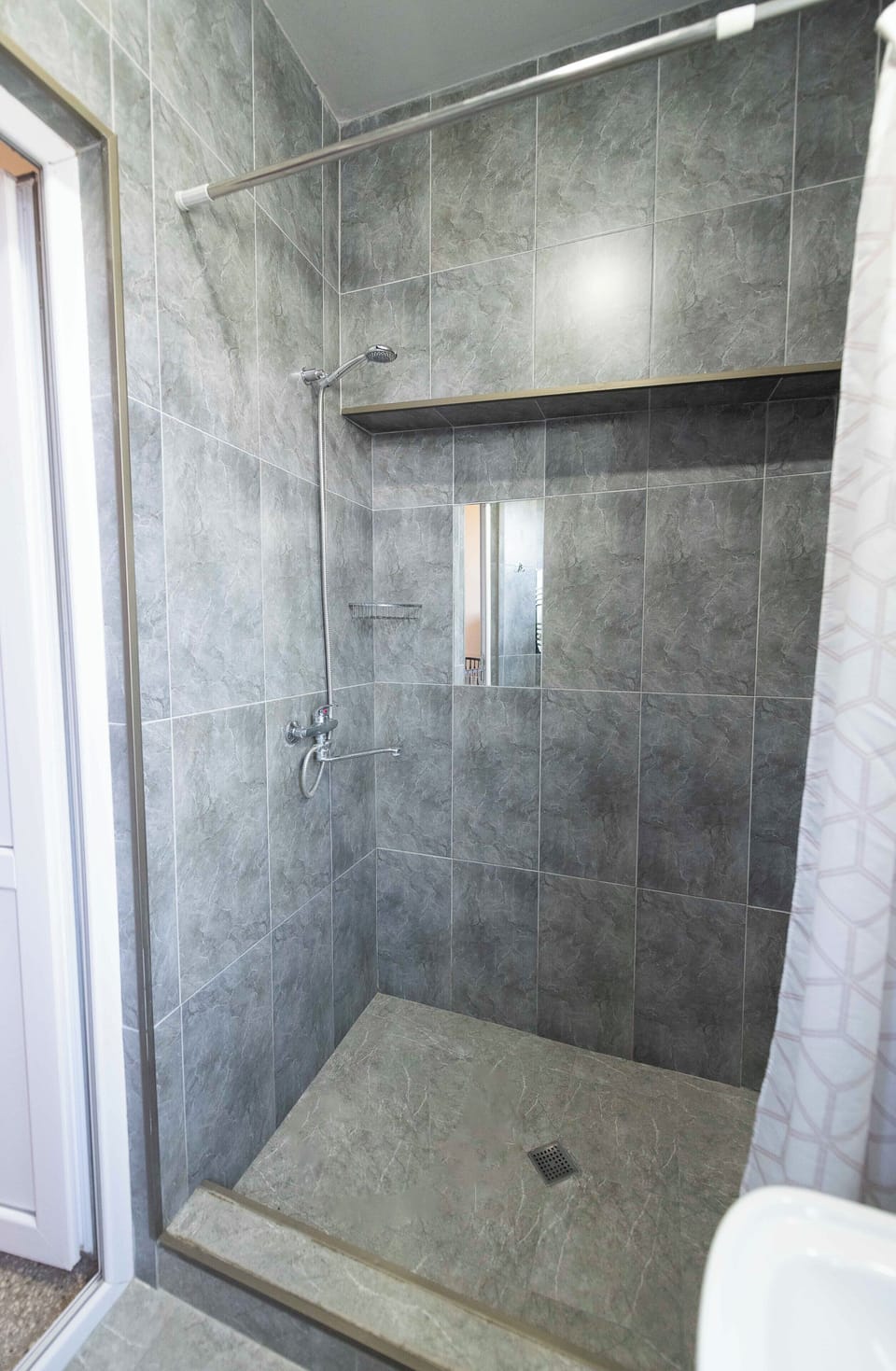 Classic Quadruple Room with Balcony (Shared Bathroom) | Bathroom shower