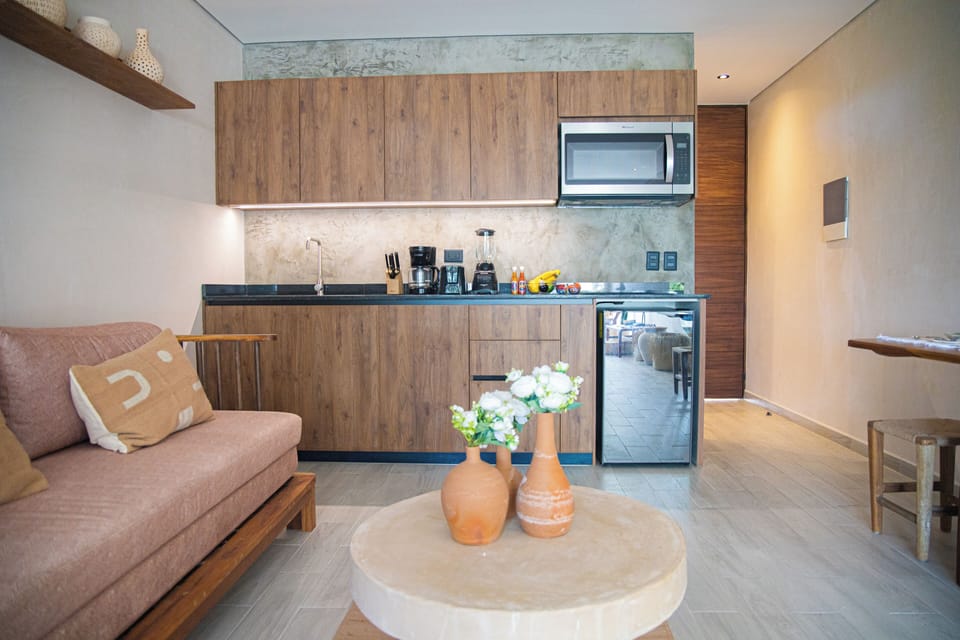 Design Apartment | Private kitchen | Mini-fridge, microwave, coffee/tea maker, toaster