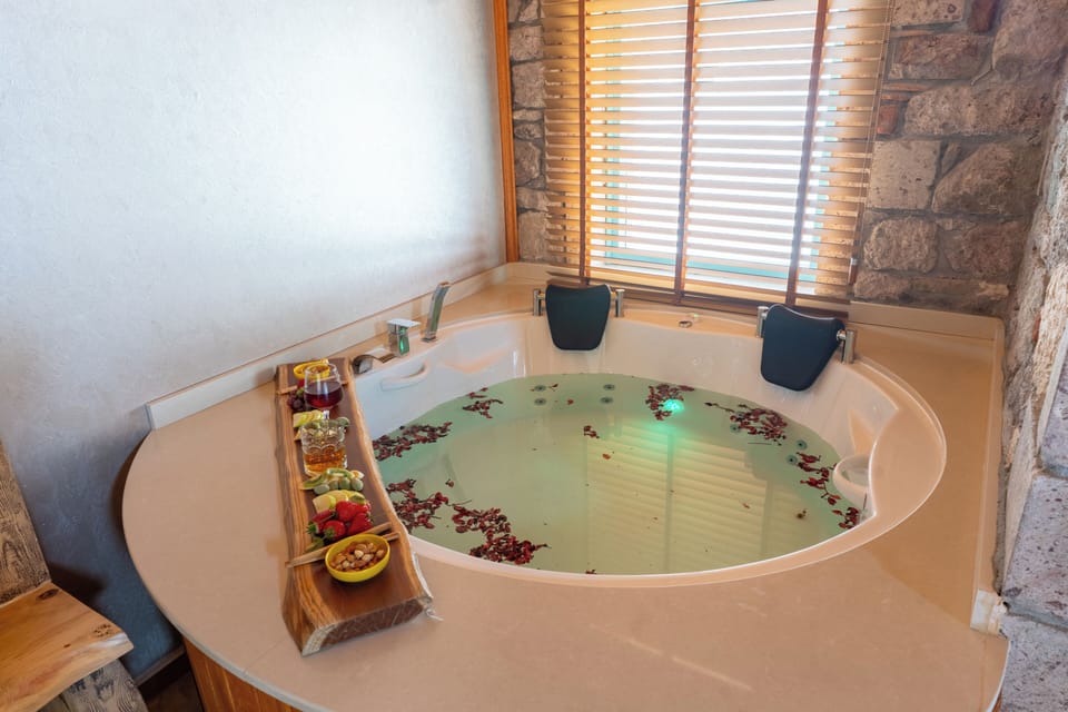 Queen Room (Jakuzi) | Jetted tub