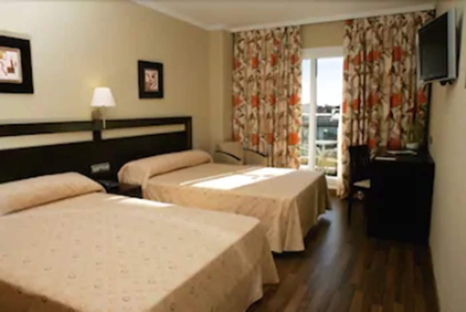 Minibar, in-room safe, desk, WiFi (free)