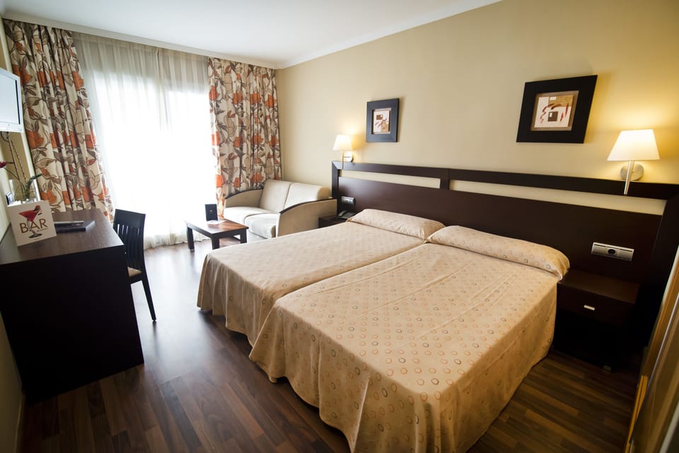 Minibar, in-room safe, desk, WiFi (free)