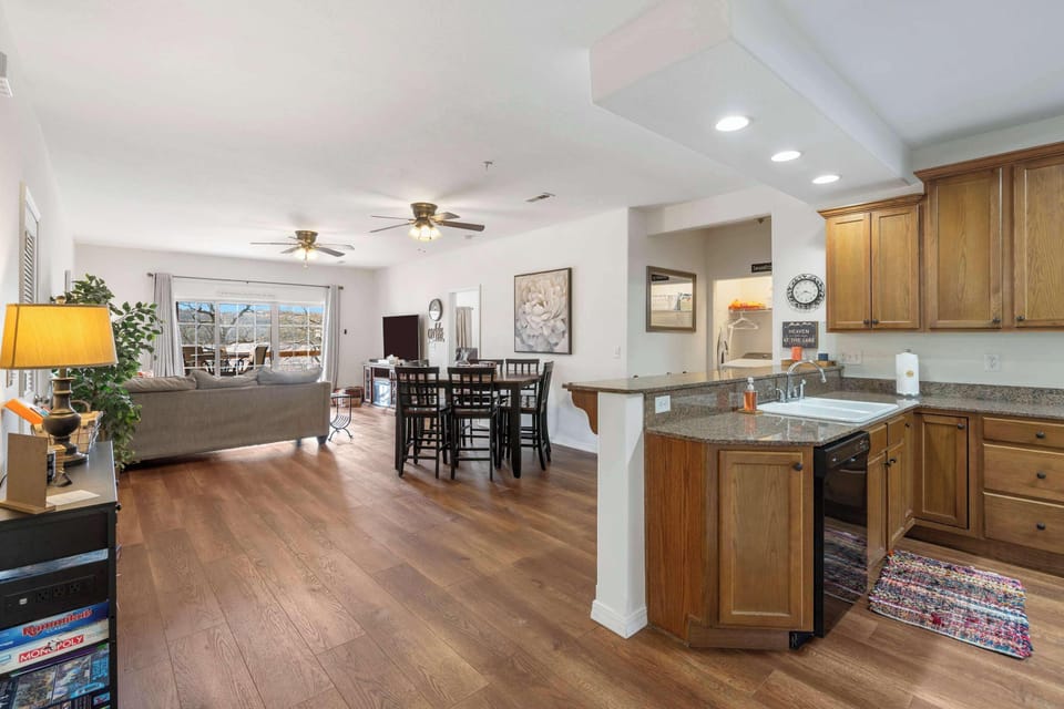Condo, Multiple Beds, Balcony (Lakefront Sanctuary II ) | Interior