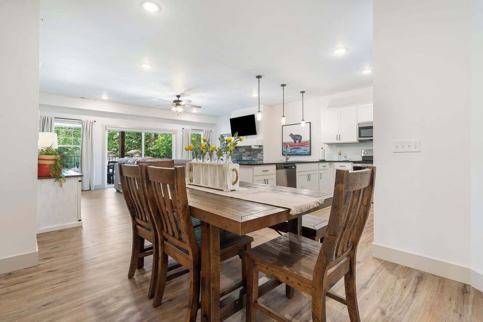 Condo, Multiple Beds, Pool Access (Lakeside Haven) | Dining