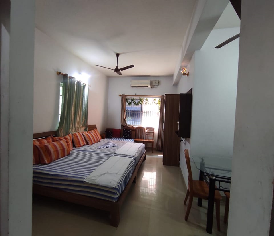 Egyptian cotton sheets, premium bedding, desk, free WiFi