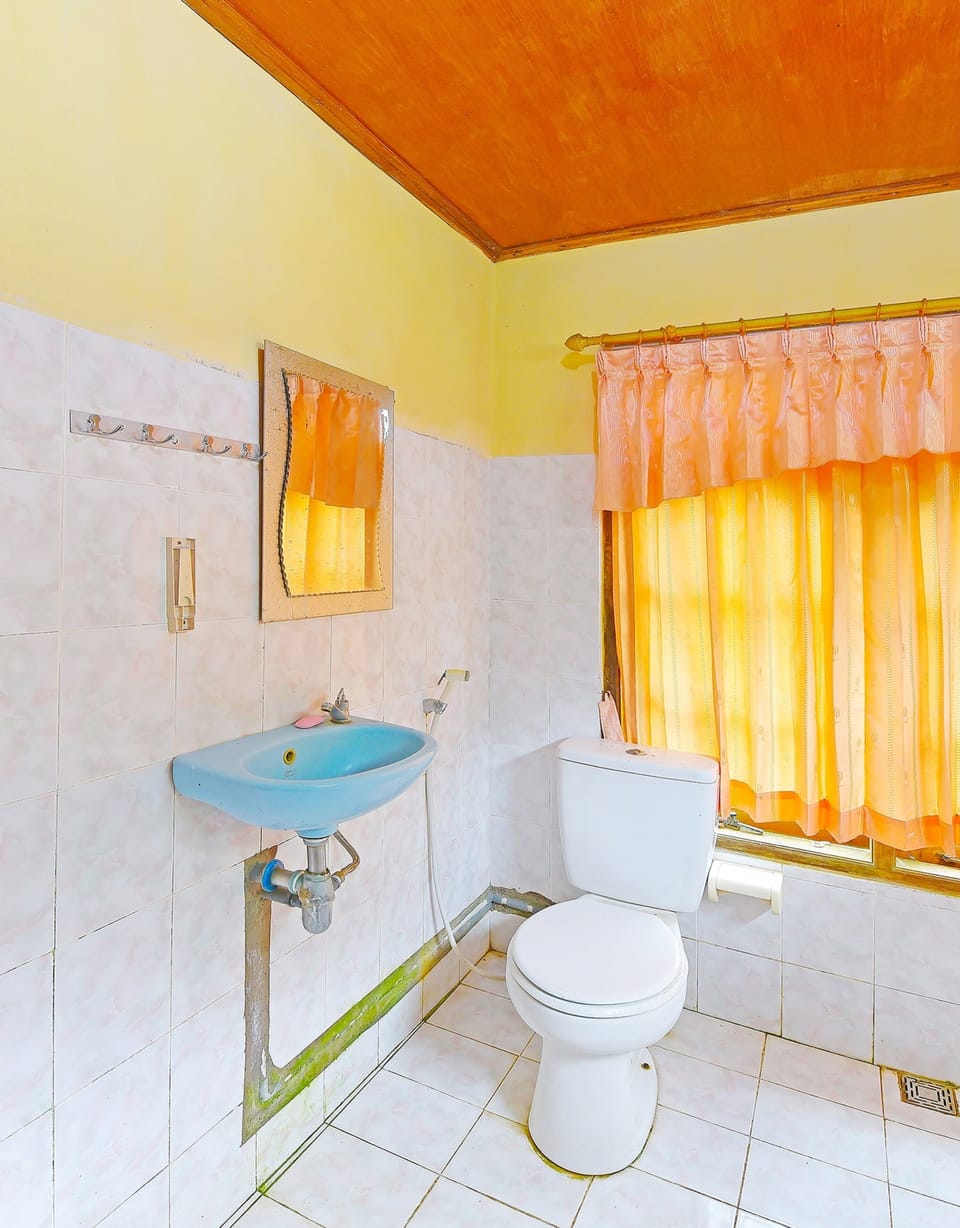 Standard Double Room | Bathroom | Towels, toilet paper
