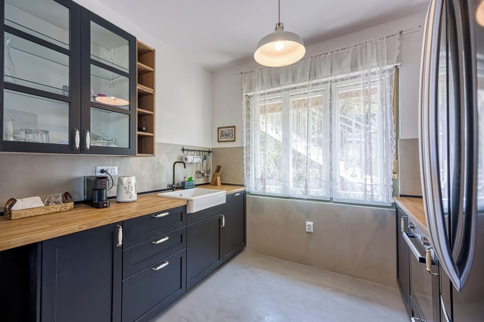 Standard Apartment, 2 Bedrooms, 2 Bathrooms (Enolabee Harbour View Apartment) | Private kitchen