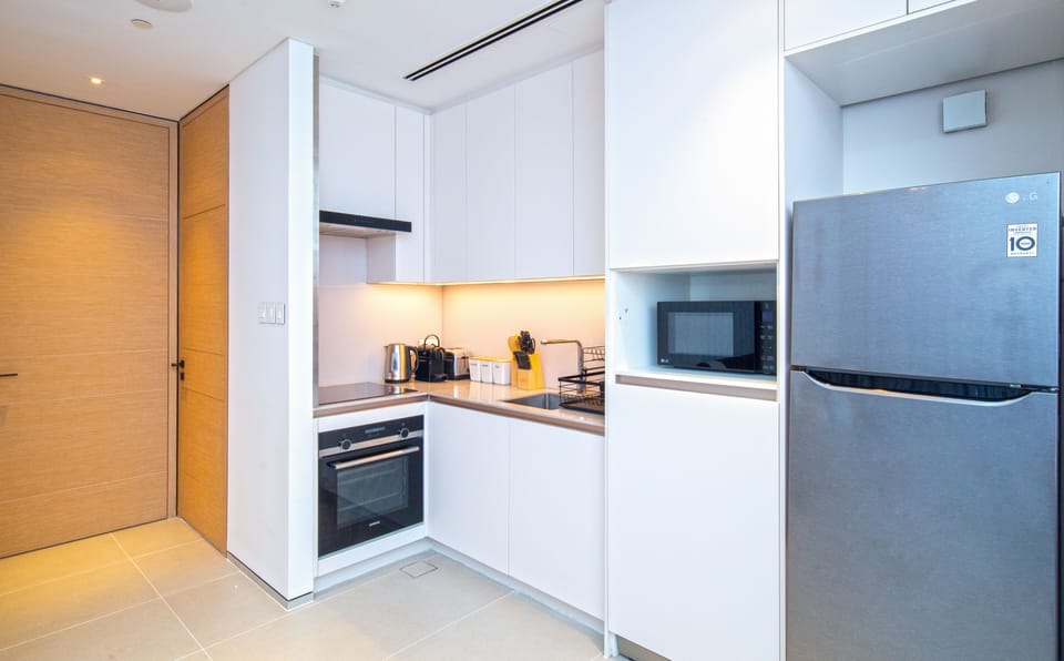 Luxury Apartment, 1 King Bed, City View | Private kitchen | Fridge, microwave, oven, stovetop