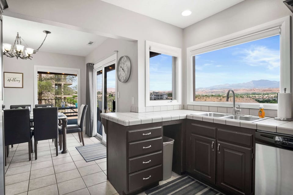 Condo, Multiple Beds, Balcony, Mountain View | Private kitchen | Fridge, microwave, oven, stovetop