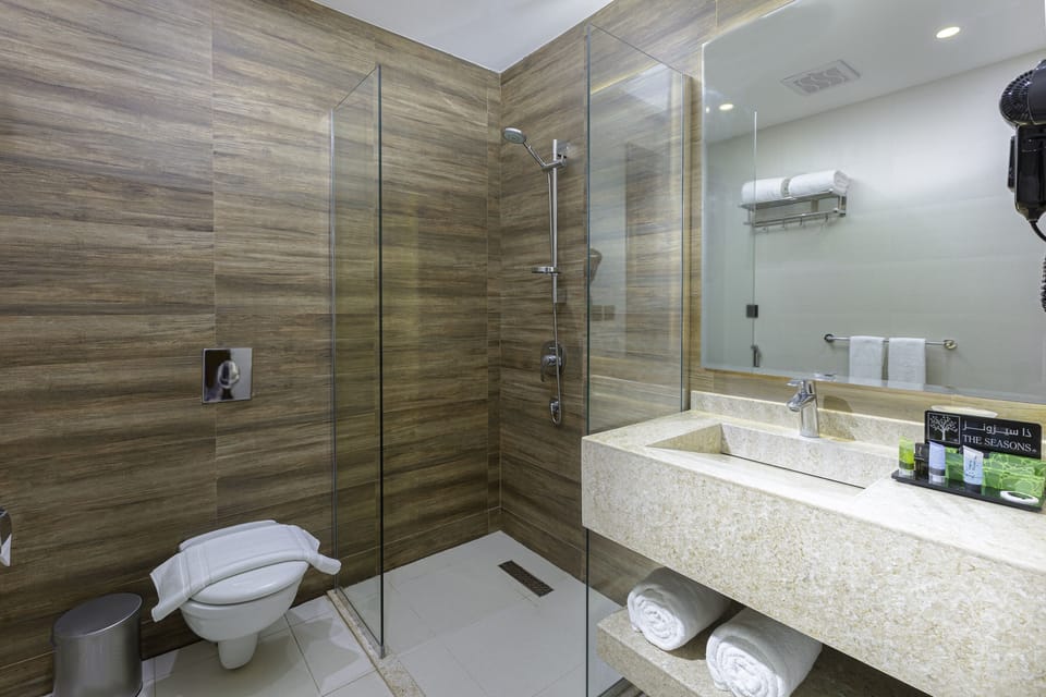 Executive Suite | Egyptian cotton sheets, premium bedding, Select Comfort beds, minibar