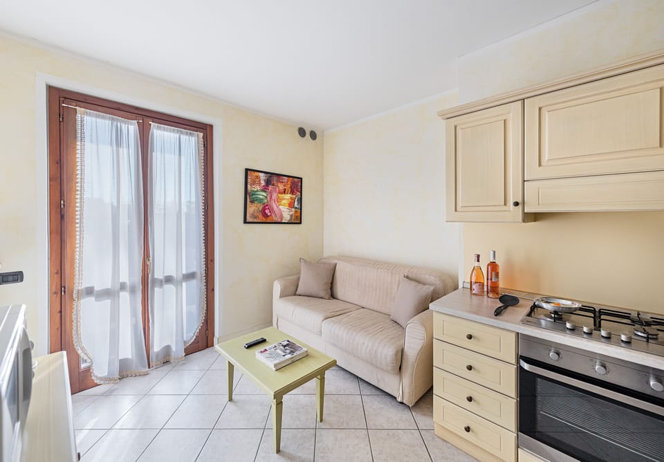 Basic Apartment | Private kitchen | Fridge, microwave, oven, stovetop