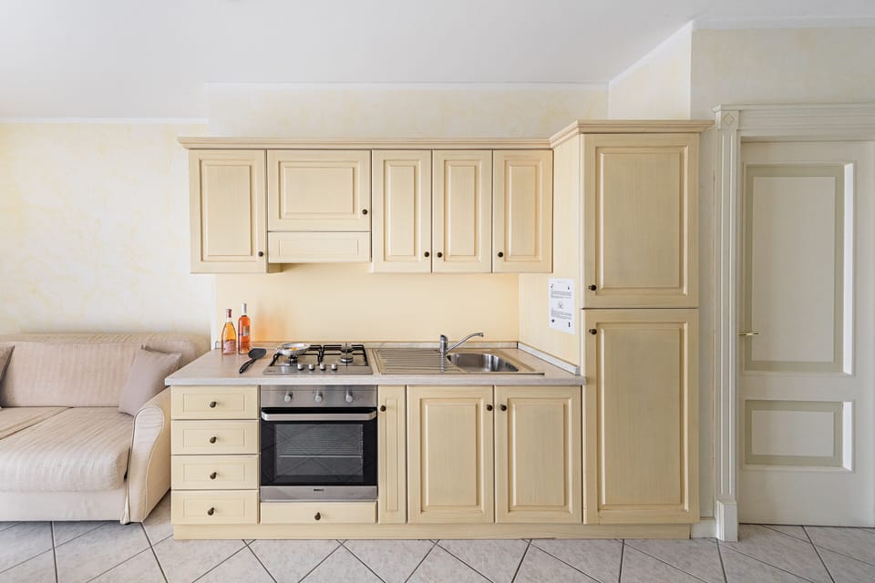 Basic Apartment | Private kitchen | Fridge, microwave, oven, stovetop