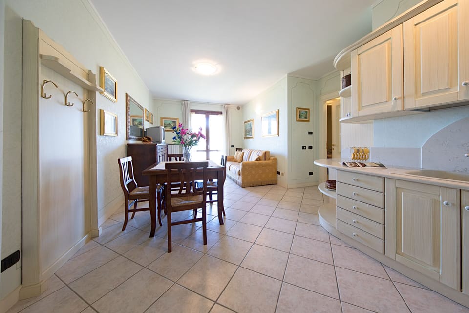 Business Apartment | Private kitchen | Fridge, microwave, oven, stovetop