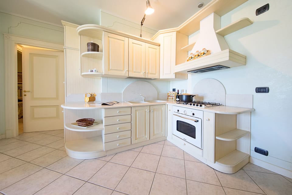 Business Apartment | Private kitchen | Fridge, microwave, oven, stovetop