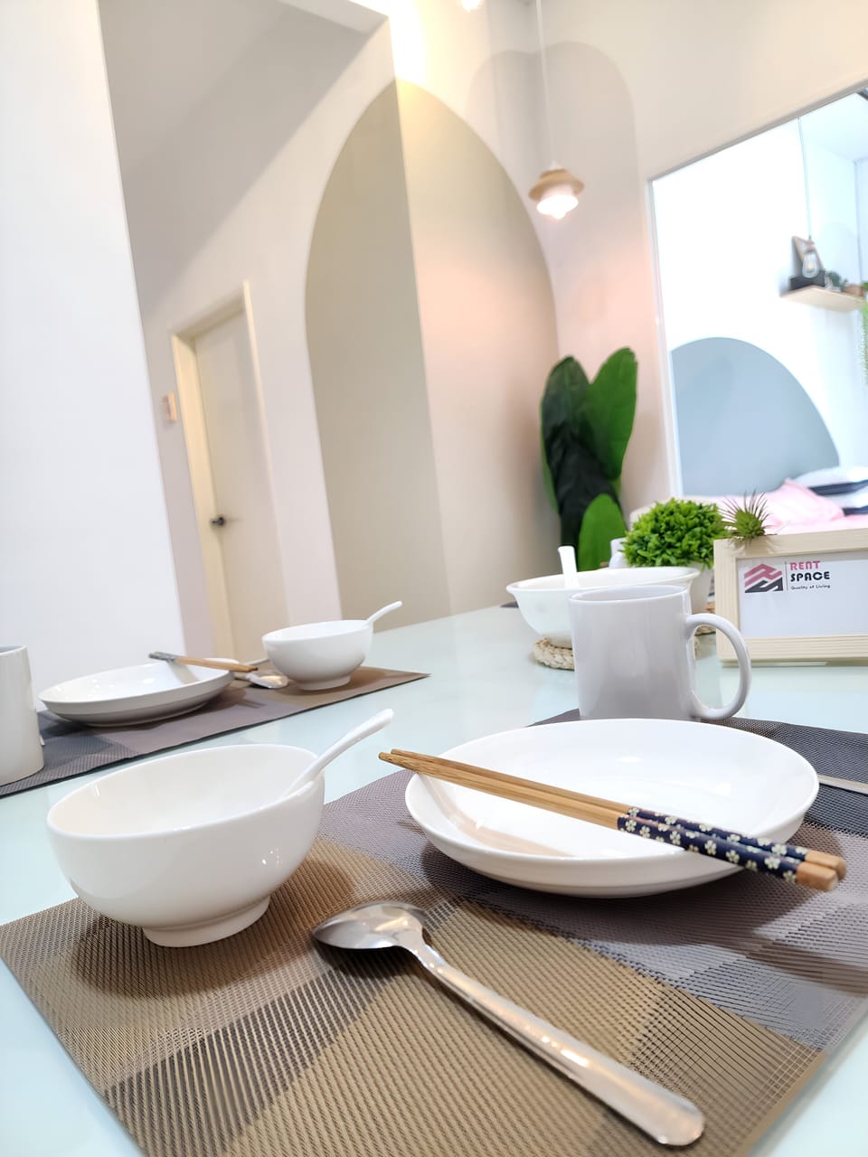 Comfort Room, 2 Twin Beds, Non Smoking, City View | In-room dining