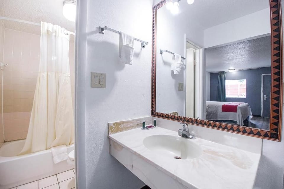 Deluxe Double Room | Bathroom | Bathtub, towels