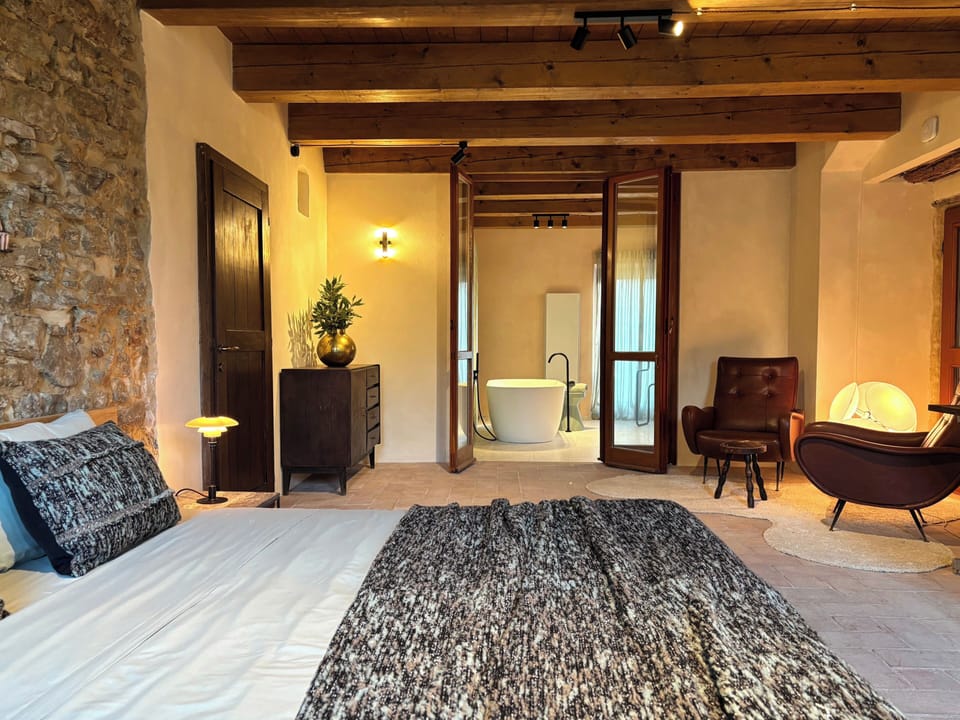Premium bedding, soundproofing, WiFi (free), individually decorated