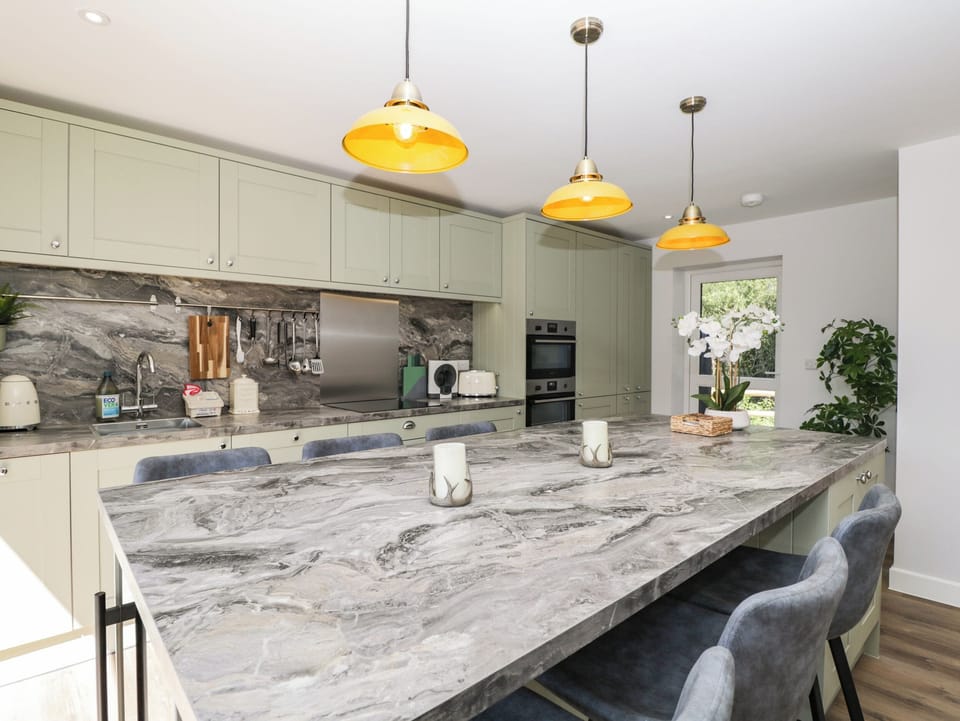 Cottage | Private kitchen | Fridge, dishwasher, electric kettle, toaster