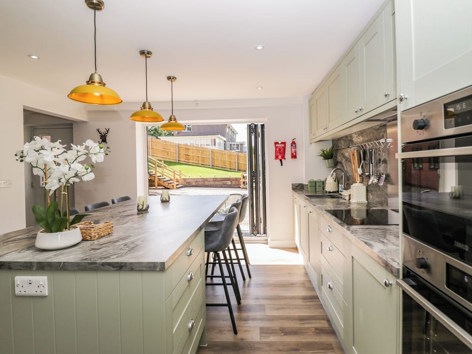 Cottage | Private kitchen | Fridge, dishwasher, electric kettle, toaster