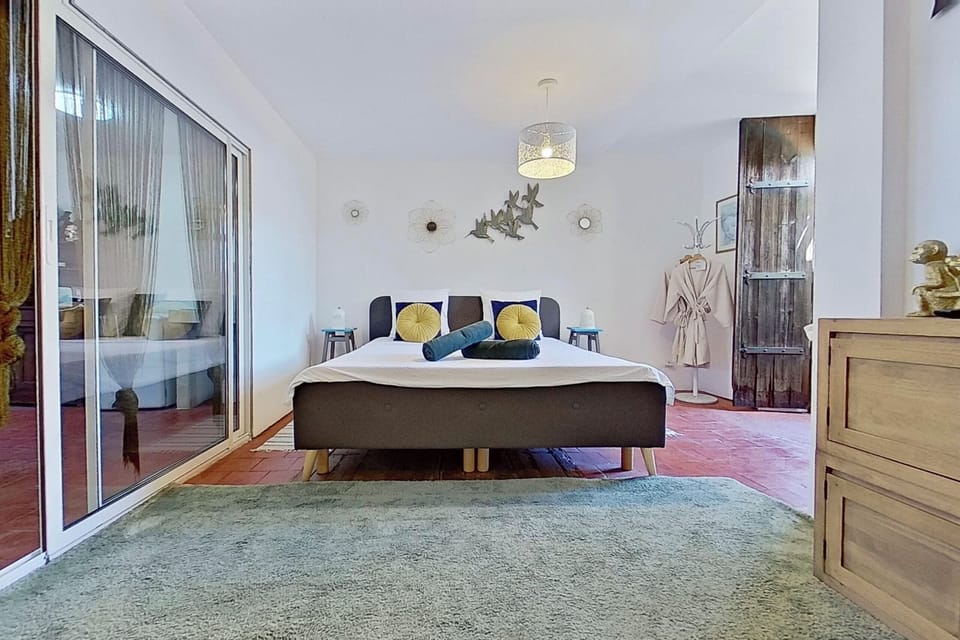 The Guepier private bathroom | Bed sheets