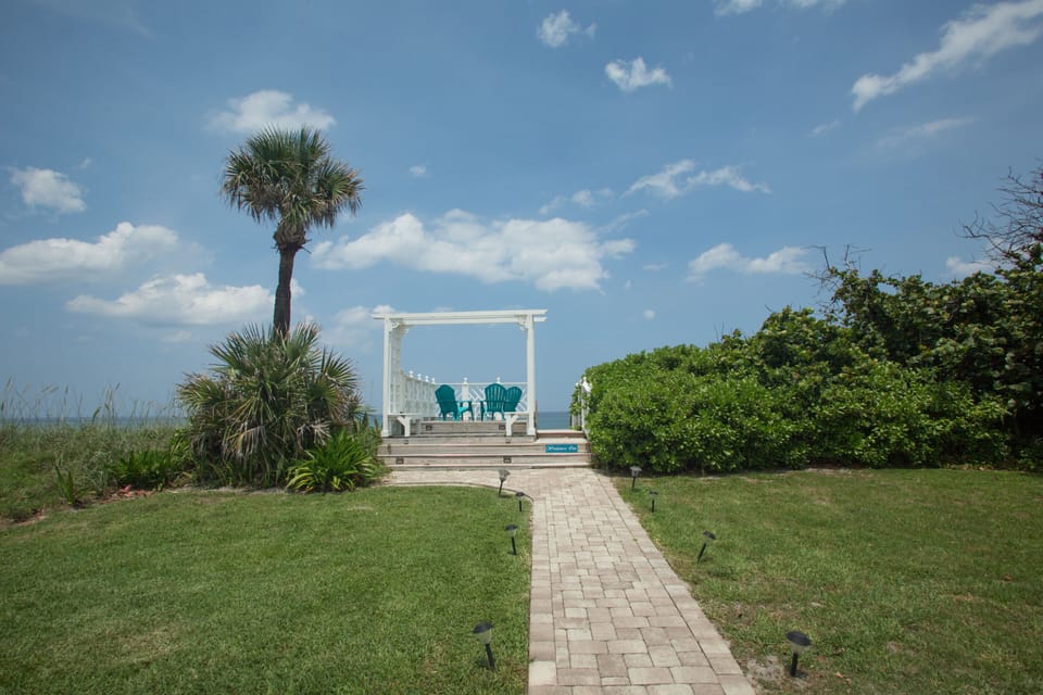 Porch with Ocean View, 1 Queen Bed, Shower | Beach/ocean view